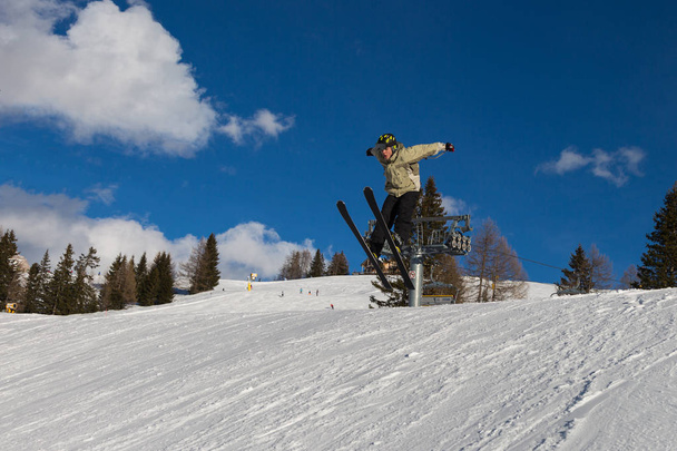 Skifahrer in Aktion: Skispringen im Mountain Snowpark. - Foto, Bild