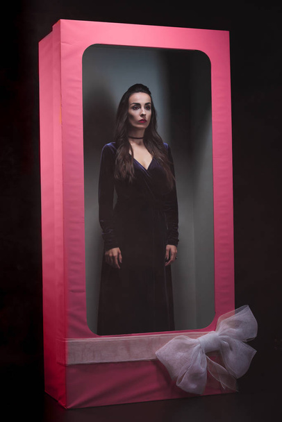 femme gothique en rose boîte de poupée witn bow
 - Photo, image