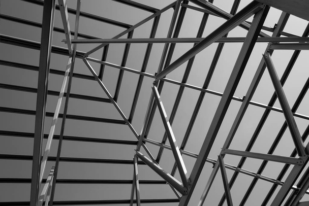Estructura de estructura de techo de acero para la construcción de edificios. Foto en blanco y negro
. - Foto, Imagen