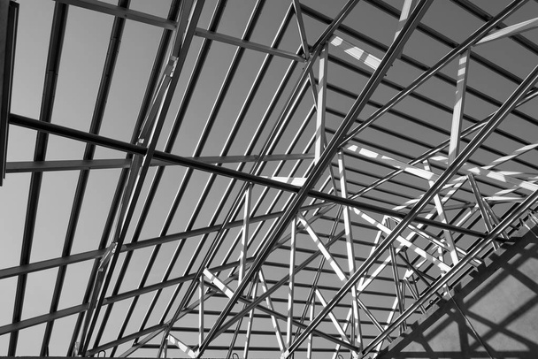 Estructura de estructura de techo de acero para la construcción de edificios. Foto en blanco y negro
. - Foto, imagen