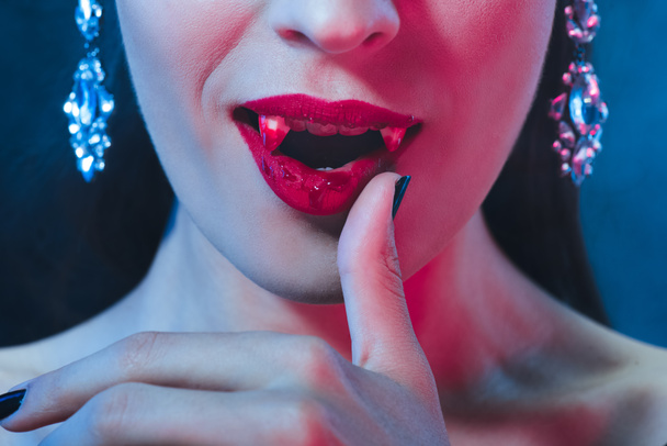 bijgesneden weergave van vampier met bloedige lippen en tanden - Foto, afbeelding