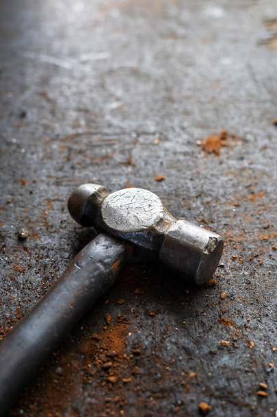 martillo de hierro viejo en madera con enfoque suave y sobre la luz en el fondo. vista superior
 - Foto, imagen