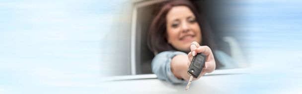 Щаслива молода жінка показує нові ключі від машини
 - Фото, зображення