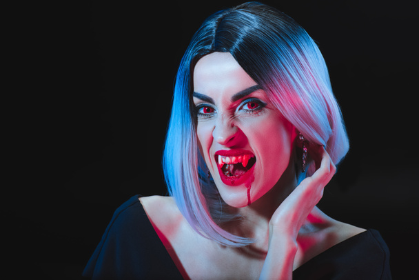 affreuse femme montrant vampire dents isolé sur noir
 - Photo, image