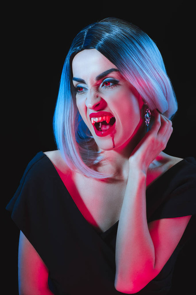 donna triste mostrando zanne vampiro isolato su nero
 - Foto, immagini