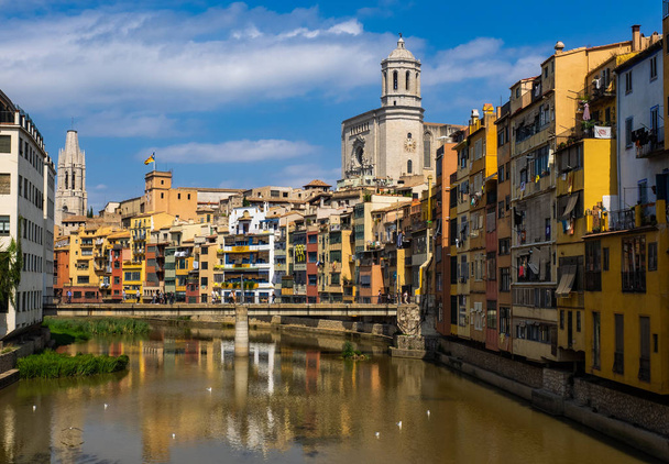 Farbenfrohe Häuser in barri vell, so der Name der Altstadt von Girona, die wieder in den Fluss Onyar mündet und sich in den Fluss spiegelt - Foto, Bild