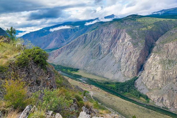Vista del valle del río Chulyshman desde el paso superior del paso Katu-Yaryk, República de Altai, Rusia
 - Foto, imagen