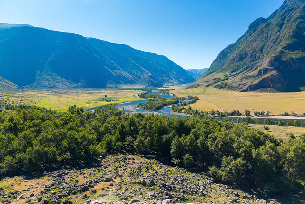 Panorama del valle del río Chulyshman desde la montaña, distrito de Ulagansky, República de Altai, Rusia
 - Foto, imagen