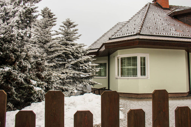 Sí resort Semmering, Ausztria. Szép faház, osztrák Alpokban a téli nap. - Fotó, kép