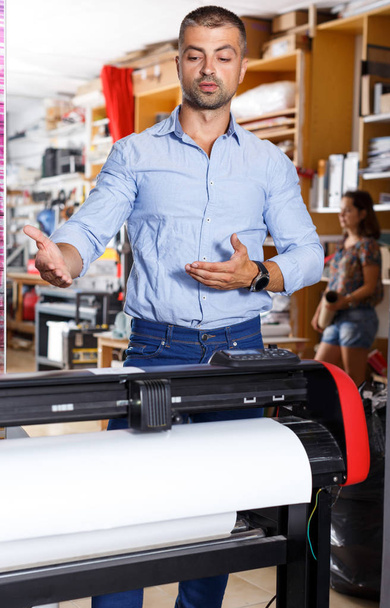 портрет чоловіка-працівника в друкарні в заводському виробництві реклами
 - Фото, зображення