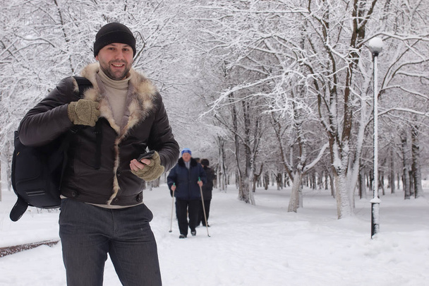 vousatý muž v destinaci winter park - Fotografie, Obrázek