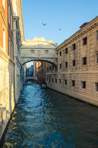 Vista del famoso Puente de los Suspiros en Venecia, Italia
 - Foto, Imagen