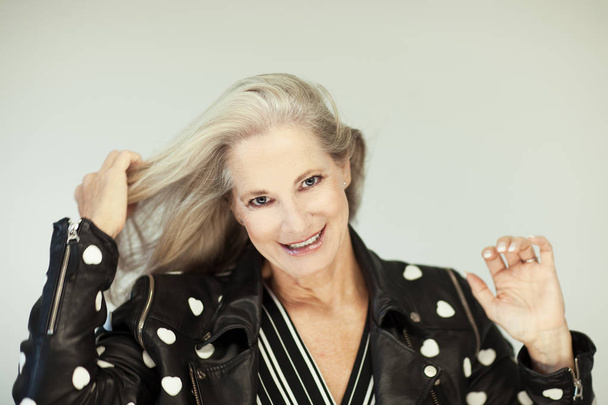 Impresionante hermosa y segura de sí misma mejor anciana mujer con el pelo gris perfecto, peinado, sonriendo a la cámara, retrato con fondo blanco
  - Foto, imagen