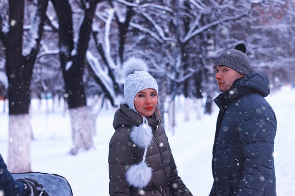молода пара закоханих гуляє в зимовому парку
 - Фото, зображення