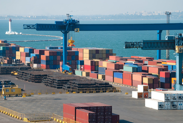 Puerto comercial con contenedores
 - Foto, Imagen