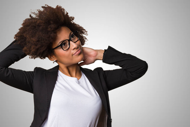 чернокожая деловая женщина позирует на сером фоне
 - Фото, изображение