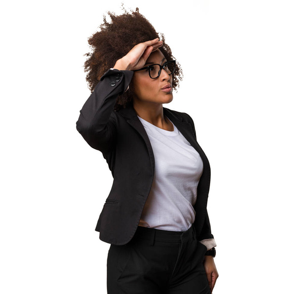 üzleti fekete nő keres-eddig elszigetelt fehér background - Fotó, kép