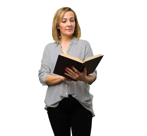 blonde rijpe vrouw houdt van een boek - Foto, afbeelding