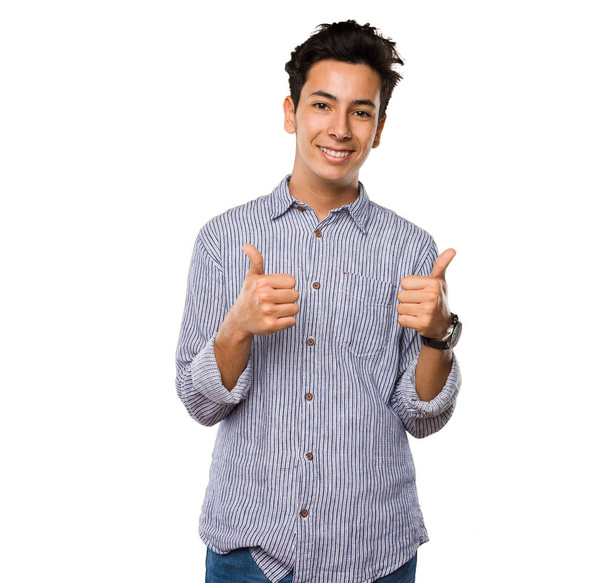 tiener doen oke gebaar geïsoleerd op witte achtergrond - Foto, afbeelding
