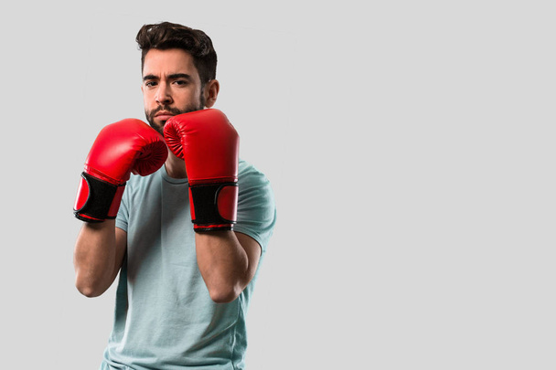 jeune homme boxe avec des gants
 - Photo, image