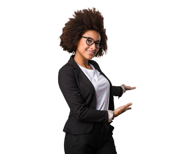 negocios mujer negra haciendo gesto de bienvenida
 - Foto, Imagen