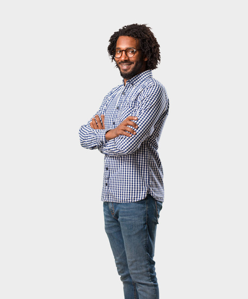 Szép afro-amerikai üzletember átkelés a karját, mosolygott, és boldog, hogy magabiztos és barátságos - Fotó, kép