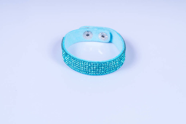 pulseira para as mulheres no fundo cinza close-up
 - Foto, Imagem