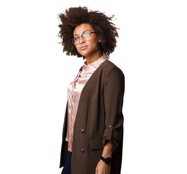 чорна жінка стоїть ізольовано на білому тлі
 - Фото, зображення