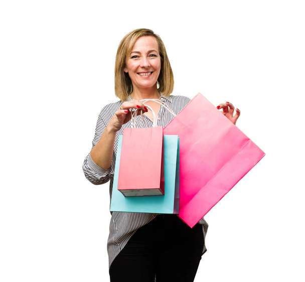 rubia madura mujer sosteniendo bolsas de compras
 - Foto, imagen