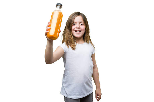 オレンジ ジュースのボトルを保持している少女 - 写真・画像