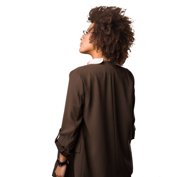 schwarze Frau auf dem Rücken isoliert auf weißem Hintergrund - Foto, Bild