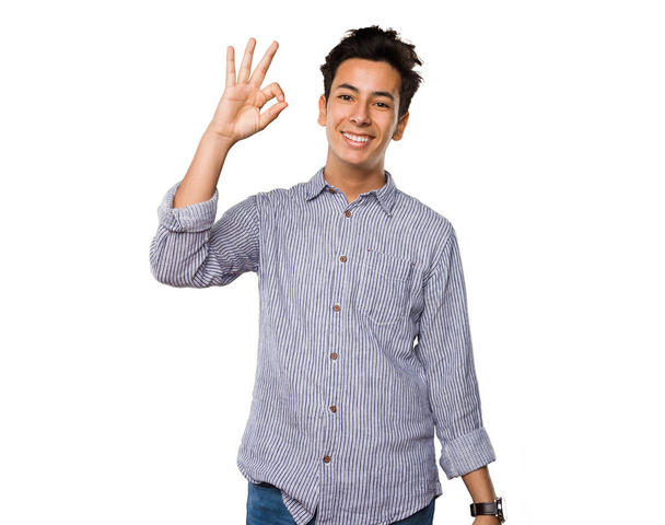 Teenager macht Okay Geste isoliert auf weißem Hintergrund - Foto, Bild