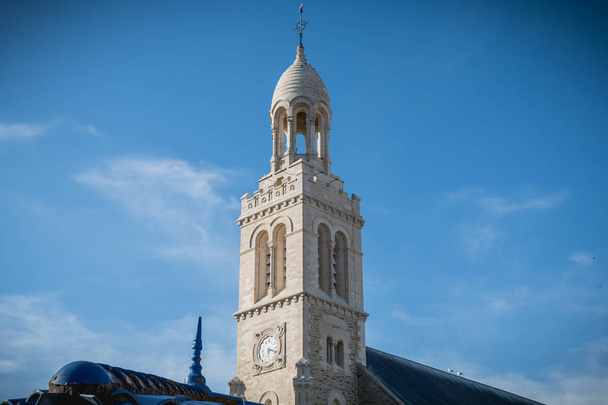 architektonisches Detail der Außenfassade der Kirche des hl. Croix in Saint-Gilles-Croix-de-vie, Frankreich - Foto, Bild