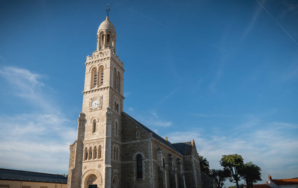 architektonisches Detail der Außenfassade der Kirche des hl. Croix in Saint-Gilles-Croix-de-vie, Frankreich - Foto, Bild