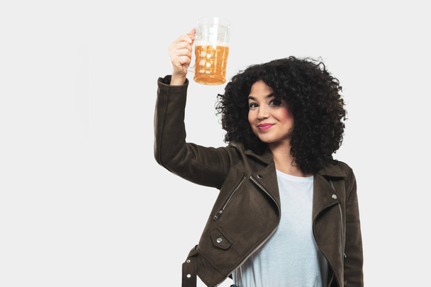 Mujer joven sosteniendo una cerveza
 - Foto, Imagen
