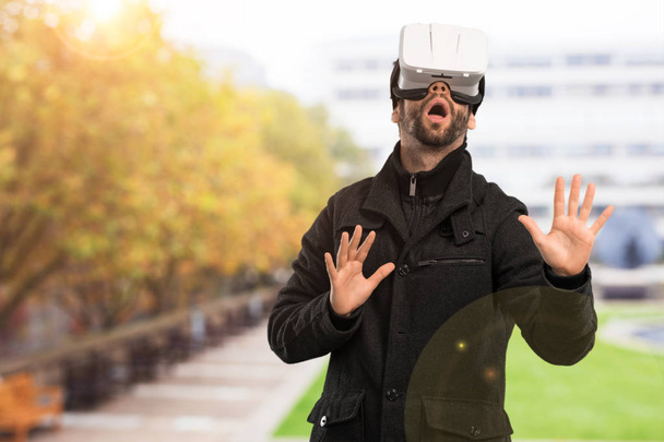 Giovane uomo utilizzando occhiali di realtà virtuale
 - Foto, immagini
