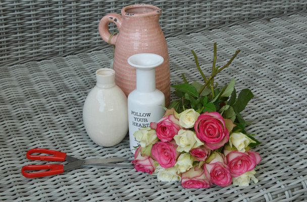 рожеві та білі троянди у вазі
 - Фото, зображення