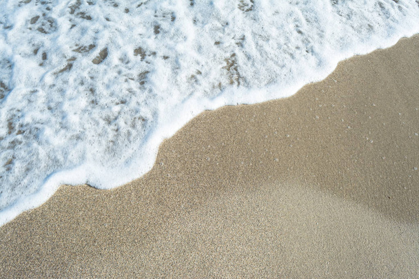 Zbliżenie fale na plaży piasek w słoneczny dzień lata - Zdjęcie, obraz