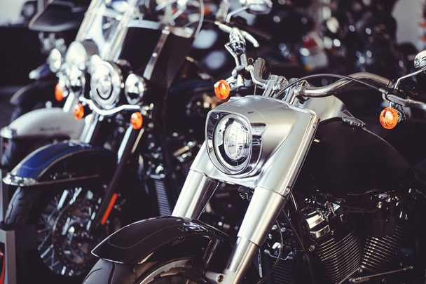 Πώληση νέες μοτοσικλέτες από τον έμπορο. μοτοσικλέτες στέκονται σε μια σειρά λάμψη. - Φωτογραφία, εικόνα