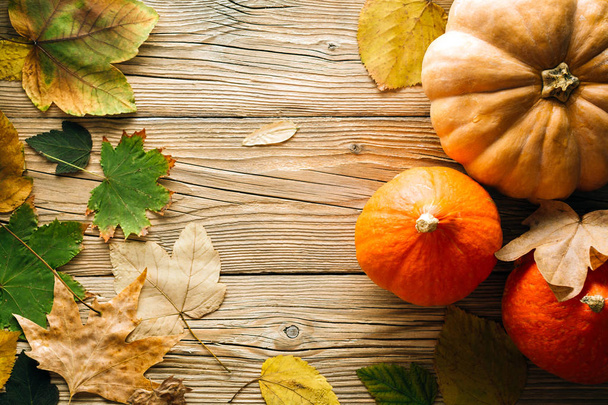 Осень, листья на деревянном фоне, рамка, копировальное пространство
 - Фото, изображение