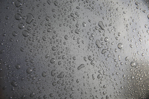 krople deszczu na ciemne okno - Zdjęcie, obraz