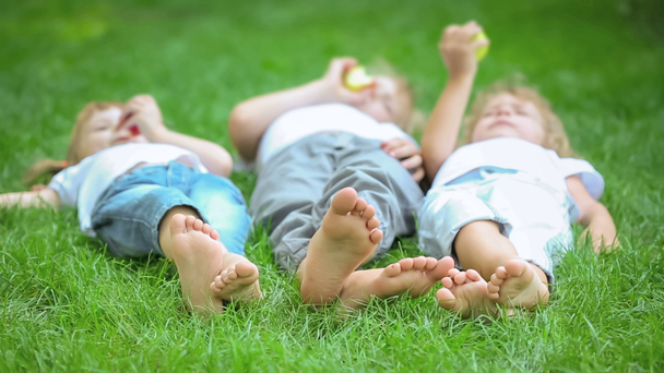 mutlu çocuklar açık havada bahar parkta oyun grubu - Video, Çekim