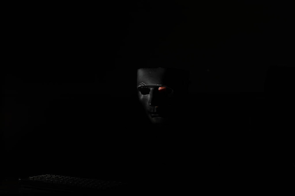 Máscara negra en el oscuro ritual y misterio
 - Foto, Imagen