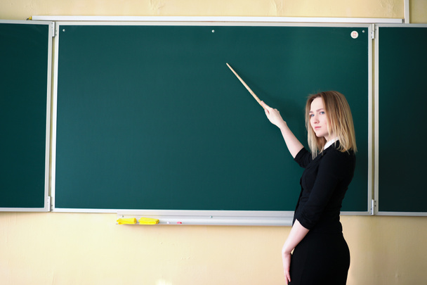 Junge Lehrerin in der Schulklasse - Foto, Bild