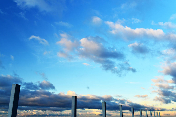 ein Blick in den Himmel mit Wolken und geheimnisvollen Säulen unten - Foto, Bild