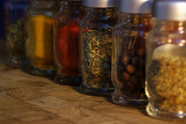 Especiarias secas da Toscana e Provence em pequenos jarros. Ervas aromáticas coloridas em um clima de outono. Vista macro
. - Foto, Imagem