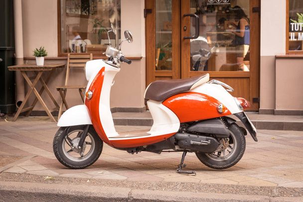 Vintage red and white motorbike near cafe - Foto, Bild