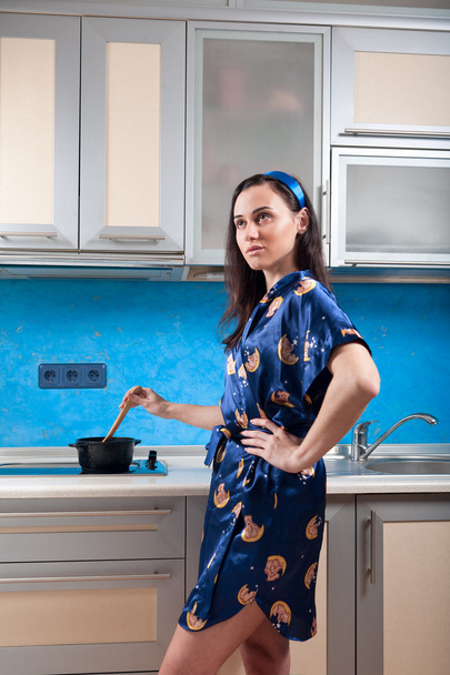 Housewife cooks food - Foto, Imagem