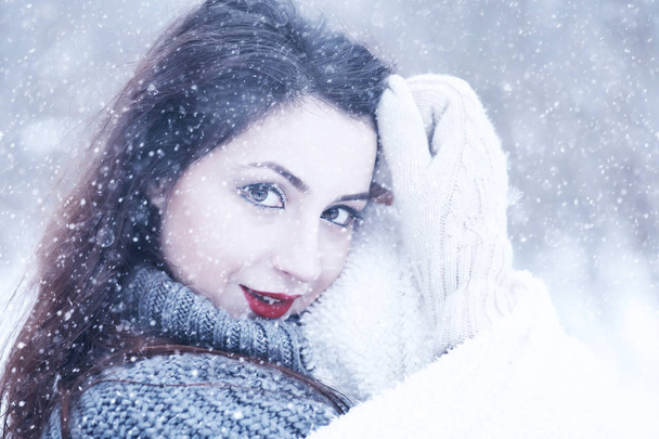 Hermosa chica en una hermosa nieve de invierno
 - Foto, imagen