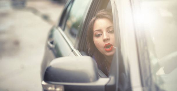 Girl driving a car bad emotions - Foto, afbeelding